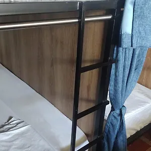 la-familia-hostel.colombiamedellinhotels.com/